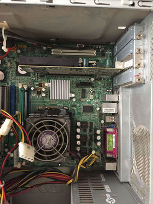 维修计算机的说我的电脑主板坏了,让我再买一个同型号的装上就行 请问照片里的那个是主板 型号是什么?